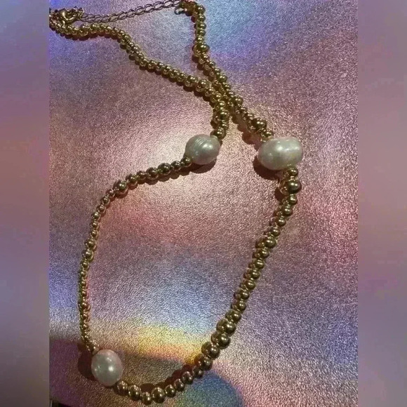 Elegant Gold and Pearl Necklace - Picture 5 of 7